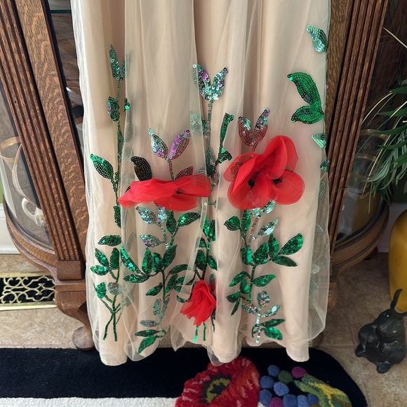 Fun dress with flowers and sequins - Picture 3 of 9